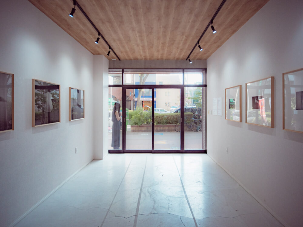 個展会場IRIS GALLERYの全景 左右の壁に真四角の額縁が並ぶ