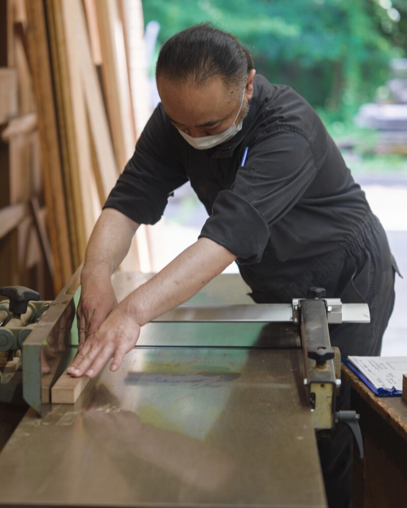 SOLIWOOD PRODUCTSの職人による額縁の制作風景