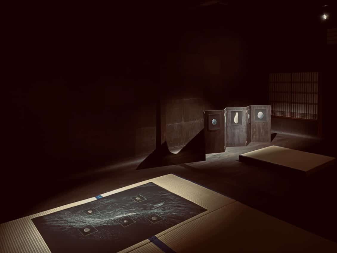 落散 京都での長田果純個展「星くずたち」 鉄媒染の額縁と屏風の什器による展示風景