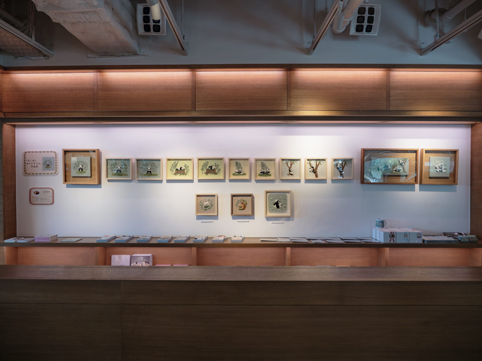 代官山蔦屋書店での原画展 刺繍原画の額装作品が並ぶ