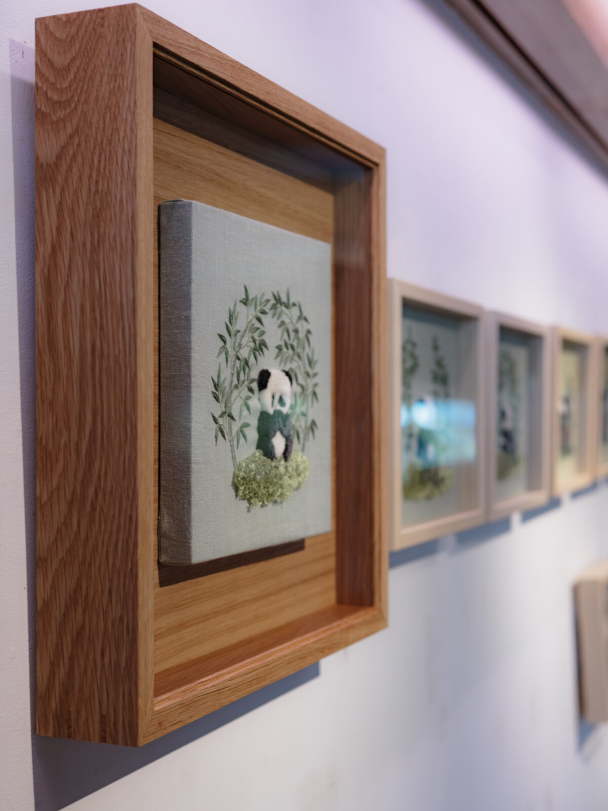 額縁を斜めから見た接写 刺繍の厚みに合わせた奥行きのある仕立て