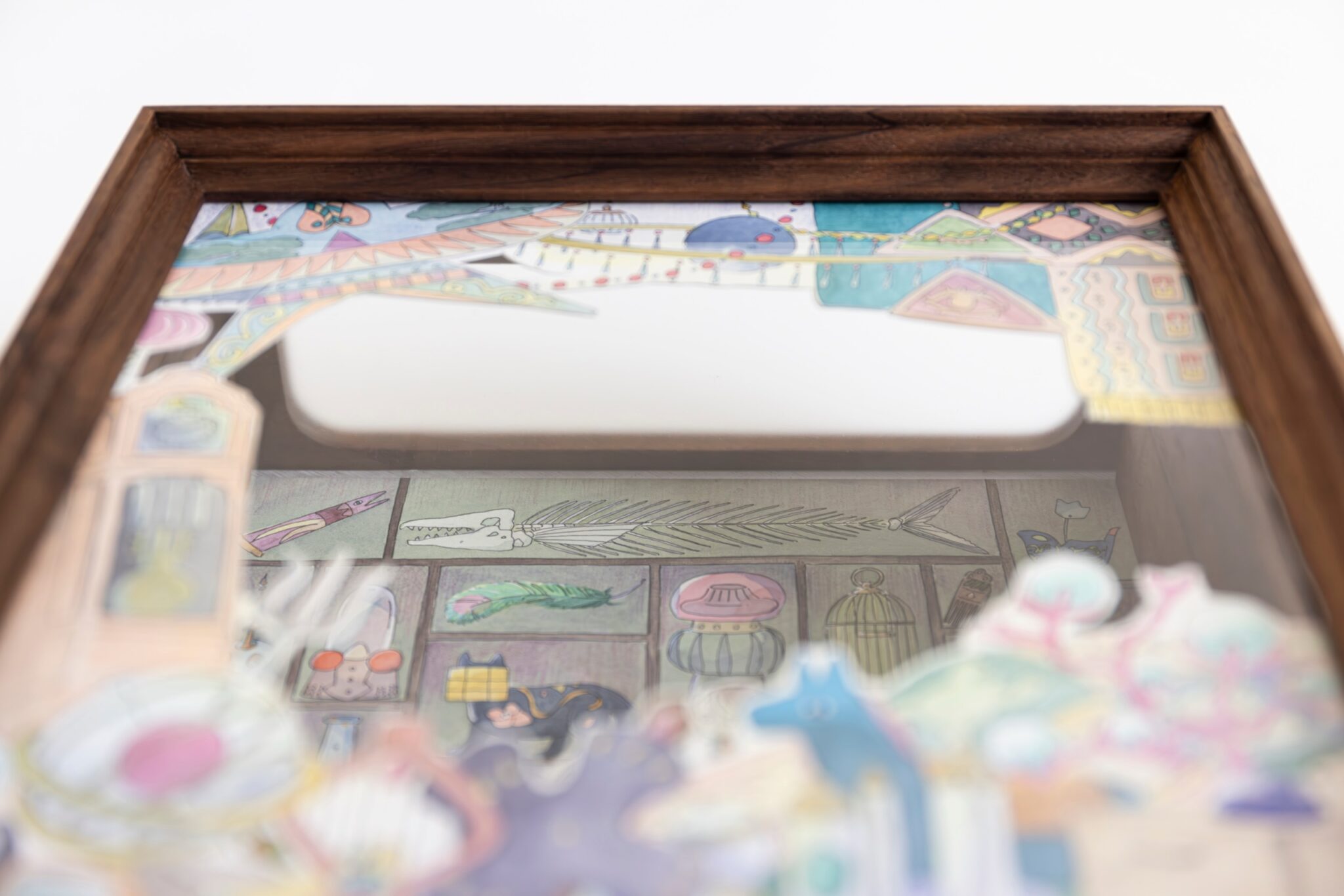 カシワイの重ね絵を収めた箱額　上面の窓から光が入って奥の絵まで届いている